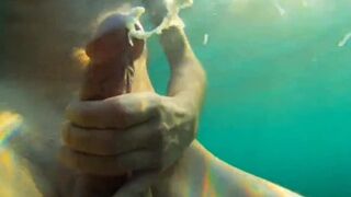 Handjob Underwater fast cum - 1 image