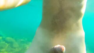 Handjob Underwater fast cum - 2 image