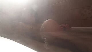 A married woman who can't stand it and starts having sex in the bath - 6 image