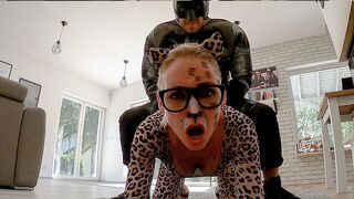 Amateur cosplay porn: Batman punishes nasty Catwoman - 1 image