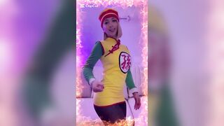 Android 18, the hot cosplay chick, is ready to show off her skills