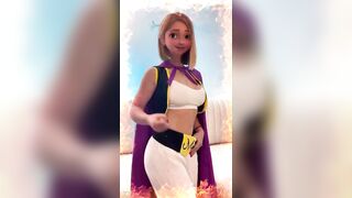 Android 18, the hot cosplay chick, is ready to show off her skills